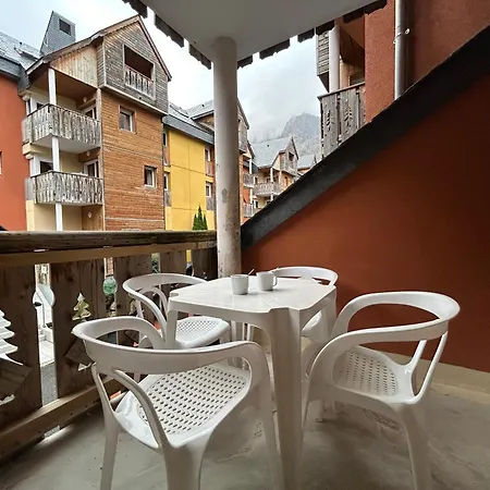 L'izard Piscine, Jacuzzi, Parking